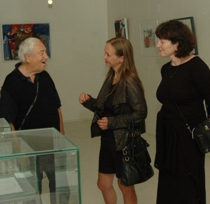 P. Gailius, I. Žukauskytė ir D. Dronseikienė galerijoje „Ramybė“ prie juvelyrės sukurtų papuošalų. / Andrei Mitskevich nuotr.