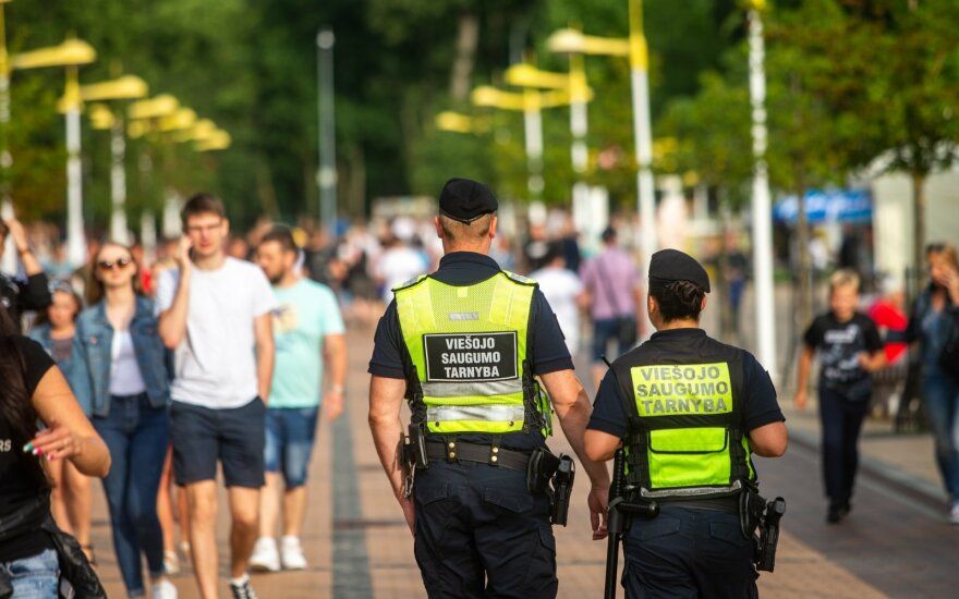 Siaučiantys poilsiautojai – galvos skausmas Palangos policijai: tenka stiprinti pajėgas