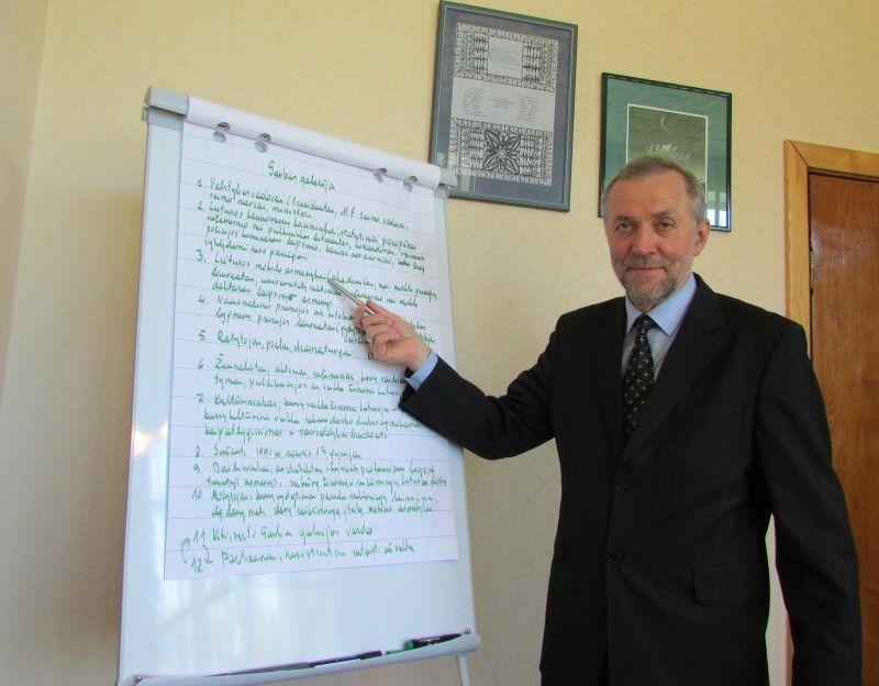 Pasak L. Šidlausko, Senoji gimnazija garsėja ir šaliai nusipelniusiomis asmenybėmis, kurių vardai šiandien įrašyti į istoriją.