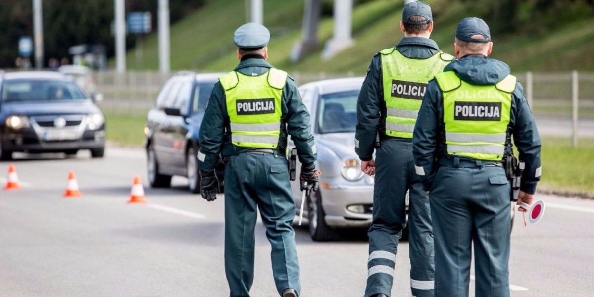 Vidurnaktį Palangoje girtas kaip pėdas „Audi“ vairuotojas taranavo tvorą ir pabėgo