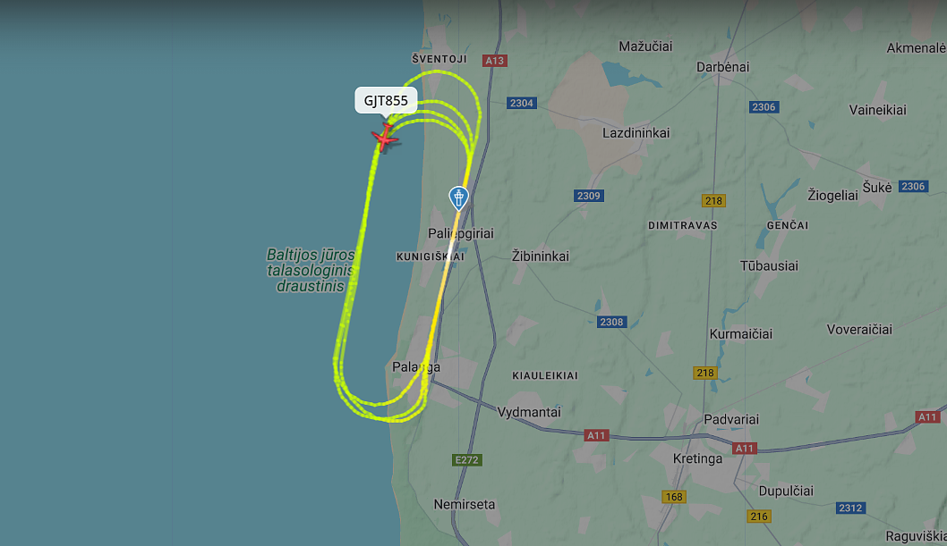 Virš Palangos ratus suka „GetJet Airlines“ lėktuvas „Airbus A320–214“ | „Flightradar24.com“ nuotr.