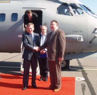 Lietuvoje viešintis Suomijos Prezidentą Sauli Niinisto Palangos oro uoste pasitiko kurorto meras Šarūnas Vaitkus.