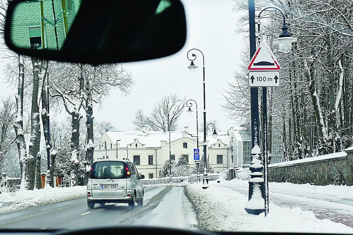 Pastatė neegzistuojantį kelio ženklą: stebisi ir gyventojai, ir vairavimo instruktorius