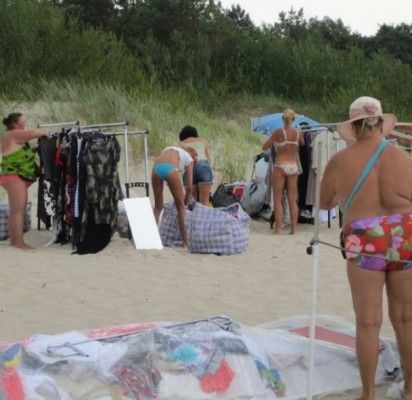 Palangos moterų paplūdimyje – turgus be persirengimo kabinų
