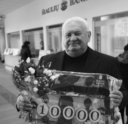 Didžiojo „Šiaulių banko” indėlių akcijos prizo laimėtojas kaunietis Pranciškus Demenis laimėtus pinigus skirs namo remontui.