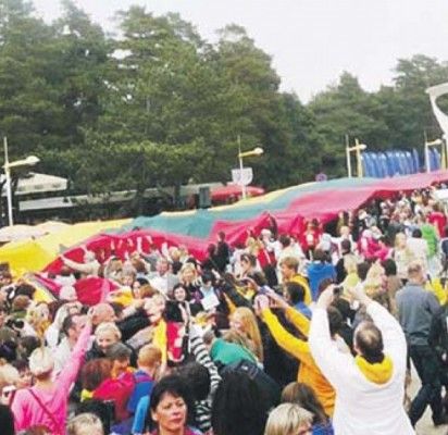 J. Basanavičiaus gatve per rankas vilnijo 300 m ilgio trispalvė.