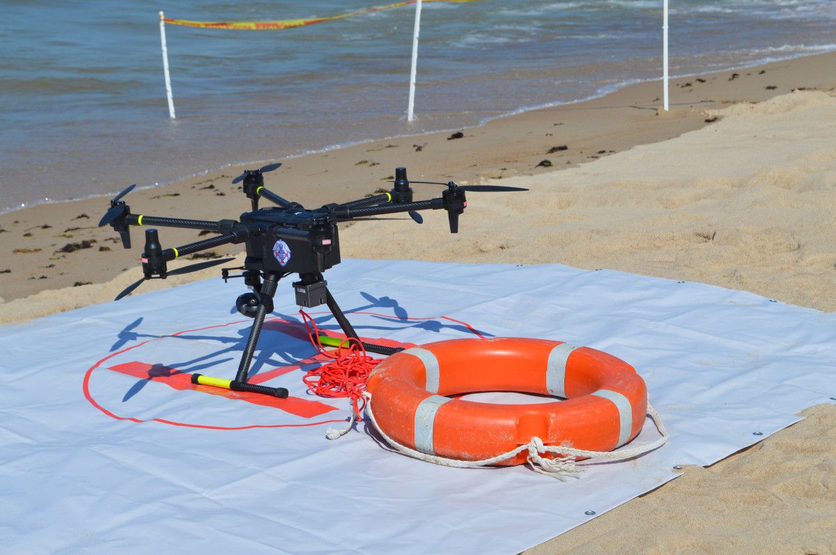 Pajūrio gelbėtojai pristatė šiųmetę naujovę – skęstančiuosius gelbėti padedantį droną
