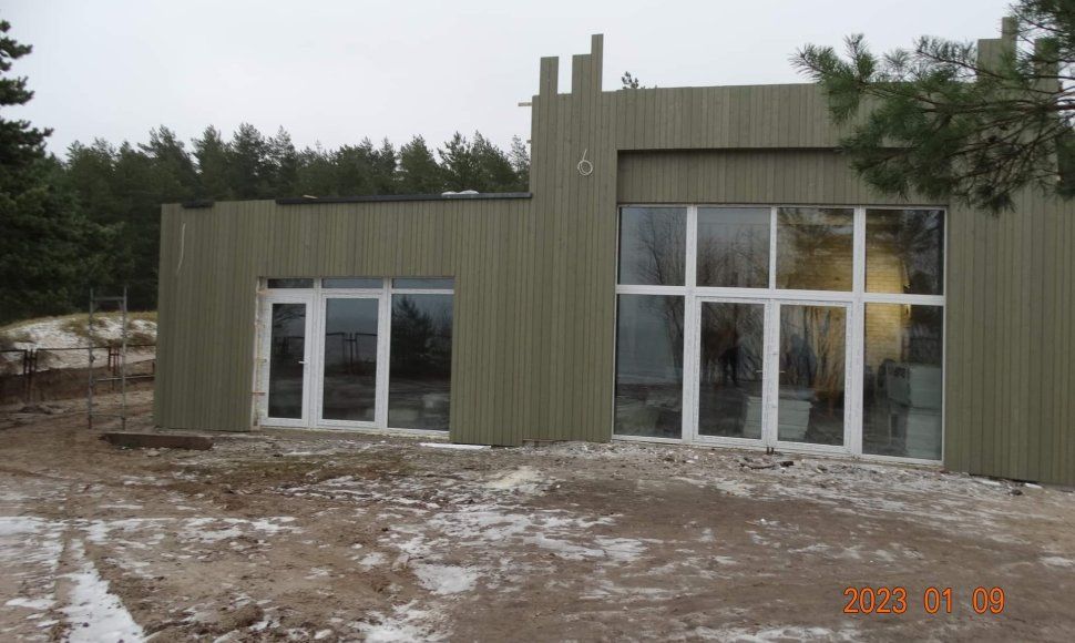 Palangos meras Šarūnas Vaitkus susirūpino dėl buvusio karinio statinio rekonstrukcijos pajūryje. Statybininkai išstumdė ir dalį kopos. / Šarūno Vaitkaus nuotr.