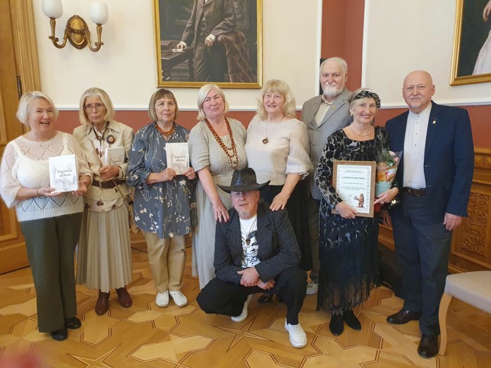Palangos literatai M. Oginskio rūmuose su bibliofilų klubo pirmininku G. Černeckiu (pirmas dešinėje) ir bardu R. Liorenču (sėdi priekyje)