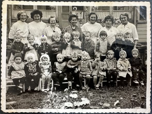 1962 metų fotografiją, kurioje įamžinti Jono Šliūpo viloje veikusio lopšelio-darželio vaikai ir darbuotojos, redakcijai atsiuntė Raimonda Danilevičienė.
