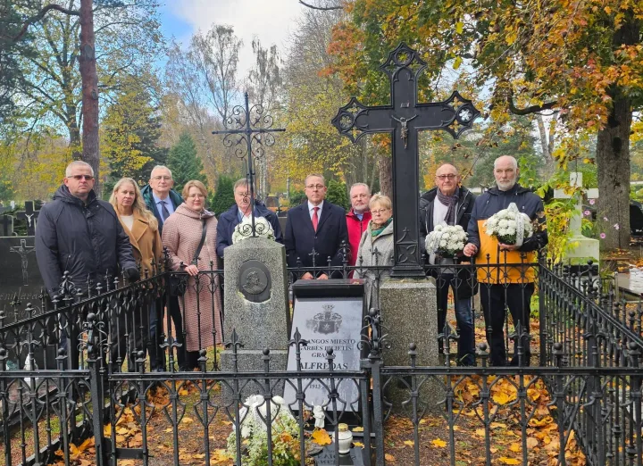 Artėjant Vėlinėms Palangoje pagerbtas išėjusių miesto tarybos narių ir garbės piliečių atminimas