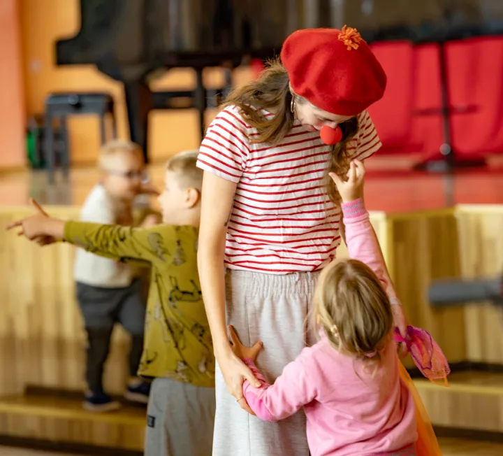 Vaikai parengė cirko pasirodymą: per keturias dienas sukūrė tai, kuo norėjo pasidalinti su žiūrovais – nuotrauka 2