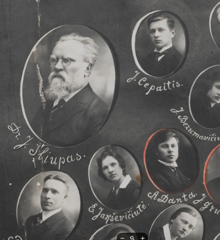 1924 m. Šiaulių gimnazijos vinjetė - Emilijos Jakševičiūtės literatūros mokytojas dr. Jonas Šliūpas. VUB ŠAIC Aušrininko dr. Jono Šliūpo archyvas