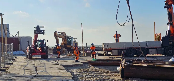 Šventosios uosto statybos įsibėgėja: šiauriniam molui jau vežami akmenys, didžiuliai jų luitai atplukdomi net iš Skandinavijos – nuotrauka 3