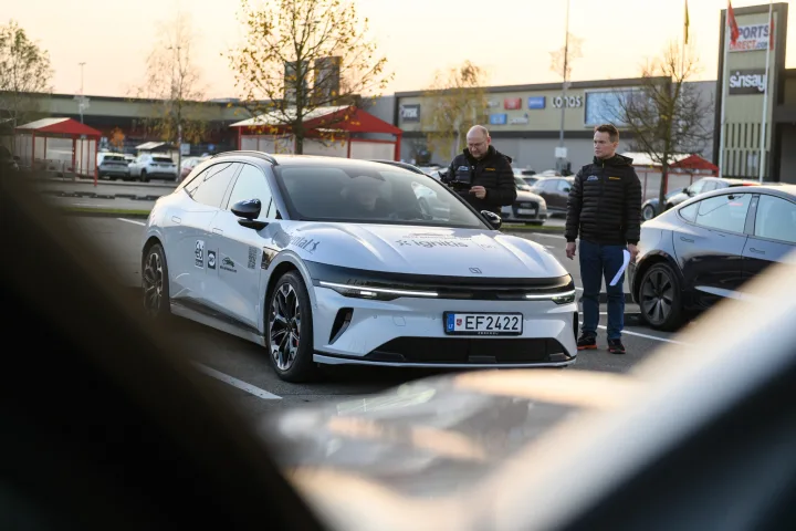 Kurie elektromobiliai taupiausi ir nuvažiuoja toliausiai? – nuotrauka 1