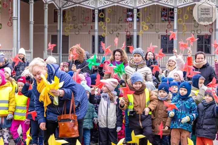 Palanga švenčia Kovo 11-ąją: pilietinėje akcijoje „Laisvės pieva“ pastatyta 1020 malūnėlių prie Kurhauzo (FOTO GALERIJA) – nuotrauka 4