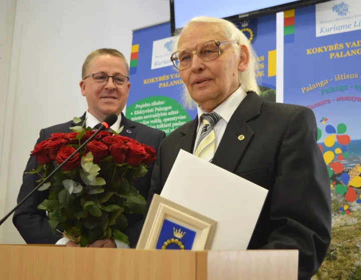 Tarybos nariai, meras pasveikino Palangos miesto garbės pilietį, profesorių Vladą Žulkų su 80-mečiu – nuotrauka 1