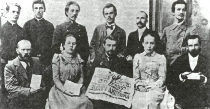 1899 pirmojo viešo lietuviško spektaklio (Palanga) dalyviai. Sėdi (iš kairės į dešinę): Žalnieriukynas, J. Juškytė, L. Vaineikis, S. Jakševičiūtė, F. Jonušis. Stovi: V. Mangirdas, Empacheris, A. Janulaitis, P. Višinskis, Gabalis, S. Kuzinas. Nuotrauka iš