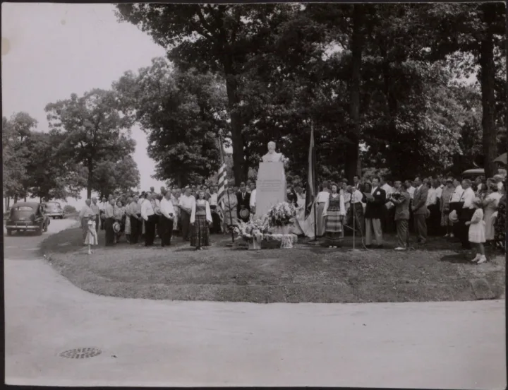 J. Šliūpo Paminklo atidengimas Lietuvių tautinėse kapinėse Čikagoje (JAV), 1950 m. Gieda solistas Algirdas Brazis. VU ŠAIC Aušrininko dr. Jono Šliūpo archyvo nuotrauka.