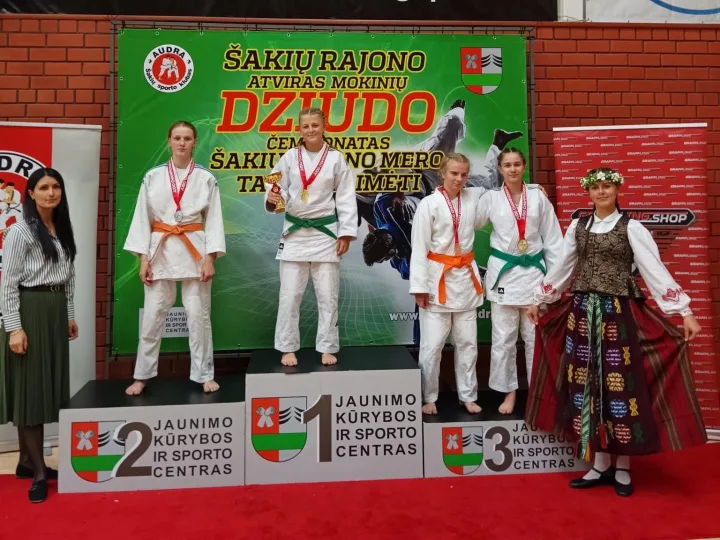 Gintė Kazlauskaitė ant trečiosios vietos su žaliu diržu