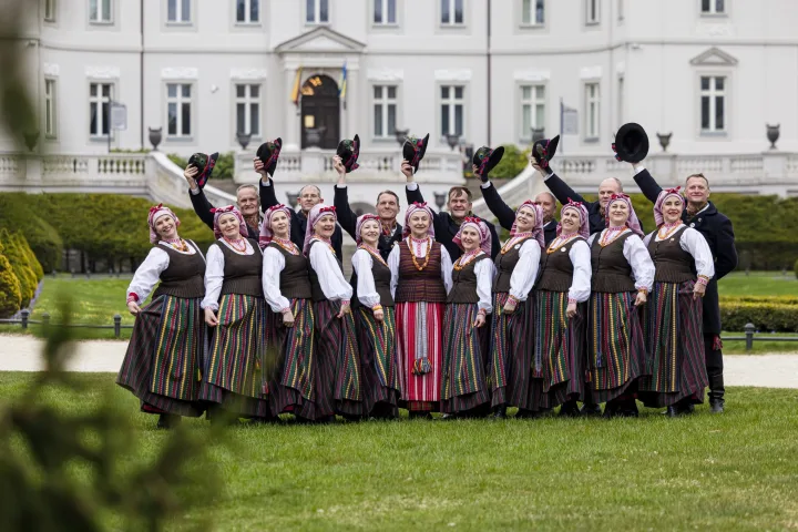 Palangos kultūros ir jaunimo centro vyresniųjų liaudiškų šokių grupė „Banguolis“ mini 25-ąjį jubiliejų – nuotrauka 2