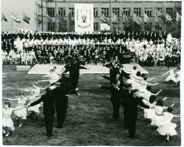 Vasaros atidarymo šventė mokyklos stadione. 1971. Fotografavo A. Tranyzas. Iš Emilijos Adiklienės archyvo Palangos viešojoje bibliotekoje