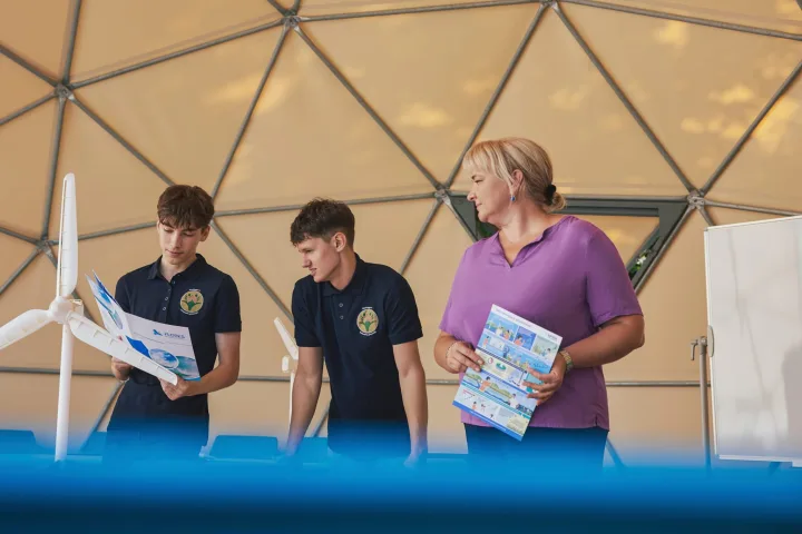 Prie gimnazijos pastatytame lauko klasėje – kupole vyksta pamokos, edukacijos, vaikų stovyklos ir kiti susibūrimai.