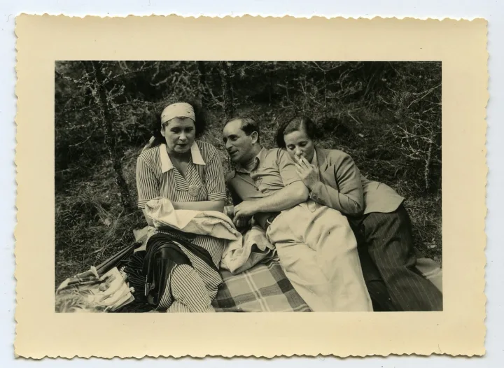 Smuikininkas Michelis Hofmekleris, operos solistė Marija Lipčienė (kairėje) ir neatpažinta moteris Palangoje. 1937 m. Lietuvos teatro, muzikos ir kino muziejaus nuotrauka