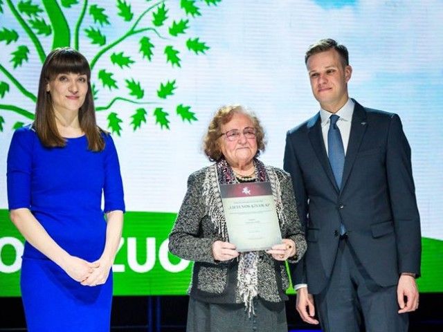 Onutė Veličkaitė  TS-LKD suvažiavime buvo apdovanota už tiesos liudijimą „Lietuvos ąžuolų“ auksiniu ženklu.