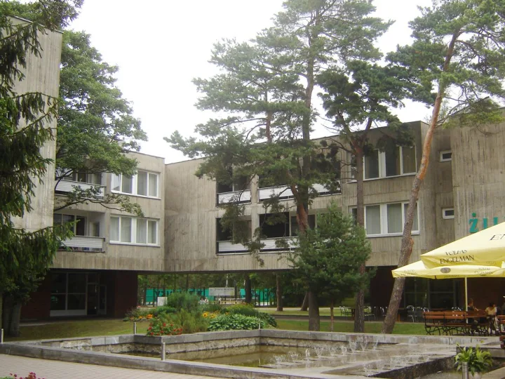 Pernai regioninio reikšmingumo kultūros vertybės statusas suteiktas 1969 m. pastatytam architekto Algimanto Lėcko projektuotam viešbučiui „Žilvinas“. / V. Andriulionienės nuotr.