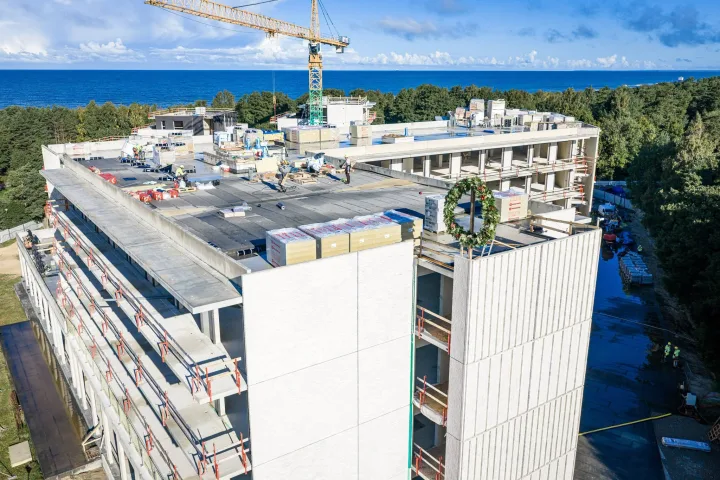 Palangoje statomas „Palanga Marriott Resort & Spa“ pasiekė aukščiausią tašką – iškeltas vainikas (FOTOGALERIJA) – nuotrauka 4