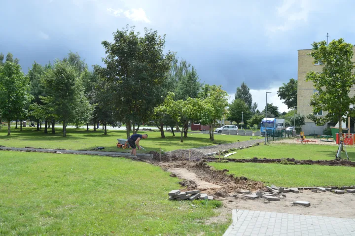 Tęsiami gyvenamosios aplinkos tvarkymo darbai – nuotrauka 3