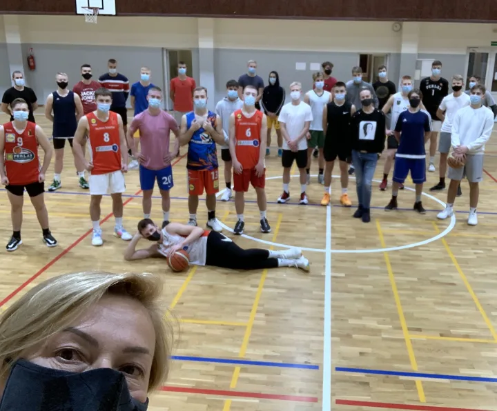 Specialiai "Palangos tiltui": Gimnazistų „Naktinio krepšinio” turnyras vyko nuo 22 val. iki 4 val. ryto (FOTO GALERIJA) – nuotrauka 2