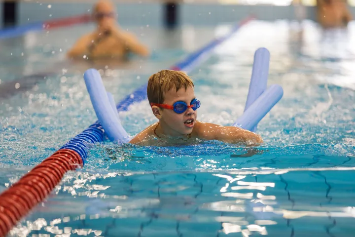 Šeimų plaukimo varžybose palangiškių komanda „Mama, neklok lovos, aš tuoj grįšiu“ – antra – nuotrauka 3