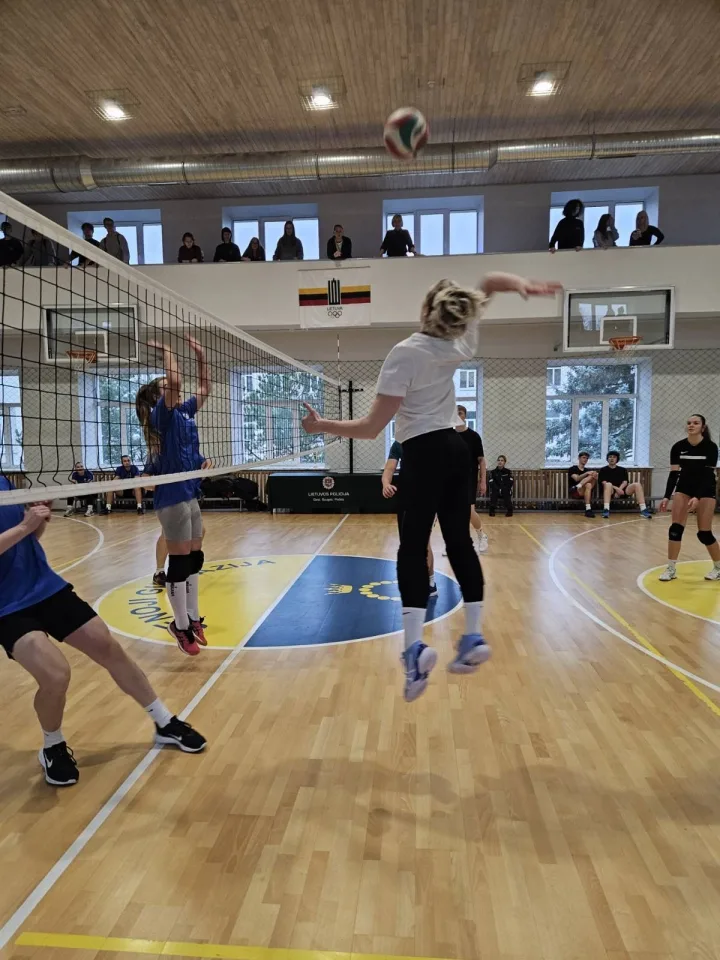 Tinklinio varžybose - gimnazistai prieš pareigūnus – nuotrauka 3