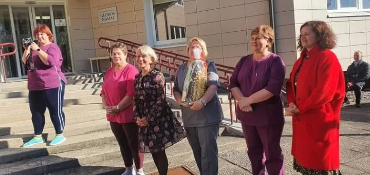 Miesto vadovai sveikino socialinius darbuotojus Šventojoje, aplankė Globos namus (FOTO GALERIJA) – nuotrauka 2