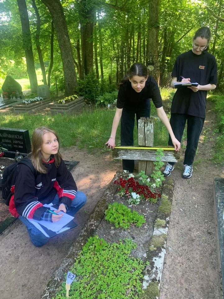 Gimnazistai tyrė ir aprašė Anaičių kapinaites.