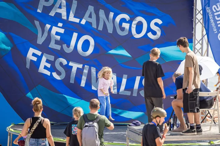 Palangoje įvyko pirmasis Vėjo festivalis: įžiebti atnaujinti Basanavičiaus gatvės ir Palangos tilto šviestuvai (FOTO GALERIJA) – nuotrauka 1