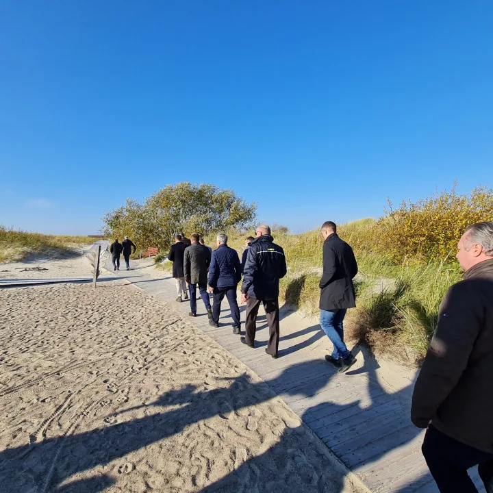 Pulkas Seimo narių žvalgėsi Šventosios jūrų uoste, patrepsėjo ant Palangos oro uosto tūpimo-kilimo tako, bet didžiausia intriga vėliau – dar kurorte neregėtos krepšinio rungtynės (FOTO GALERIJA) – nuotrauka 4