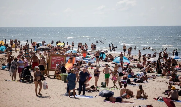 Į Palangą plūsta poilsiautojai, o juos džiugina vandens temperatūra – jūra pagaliau sušilo. FOTO: KAROLINA GUDŽIŪNIENĖ | ELTA