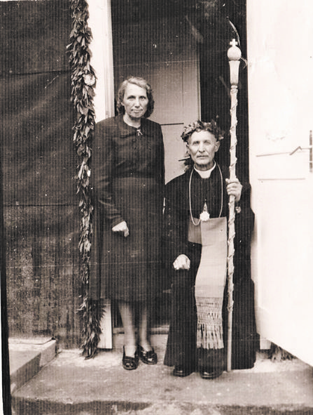 Kunigystės 50-metį Šilalės parapijoje, paskutinėje kunigavimo vietoje, 1957-aisiais šventęs J.Galdikas su seserimi M.Galdikaite-Kauniene.