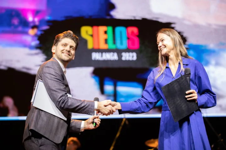 Palangos koncertų salės vedėjai – festivalio radijo „XFM“ eterio balsai Justinas Stanislovaitis ir Diana Senulytė – Grigė. Joanos Lukauskaitės nuotr.