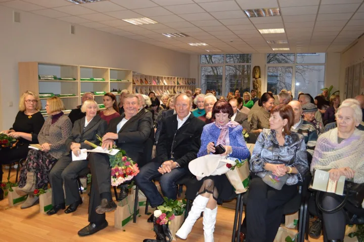 Palangos savivaldybės viešosios bibliotekos salė nesutalpino visų, atėjusių į rinktinės „Takai per kopas“ pristatymą.