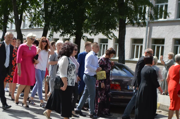 Palangos abiturientai užvėrė mokyklos duris: įteikti brandos atestatai – nuotrauka 6