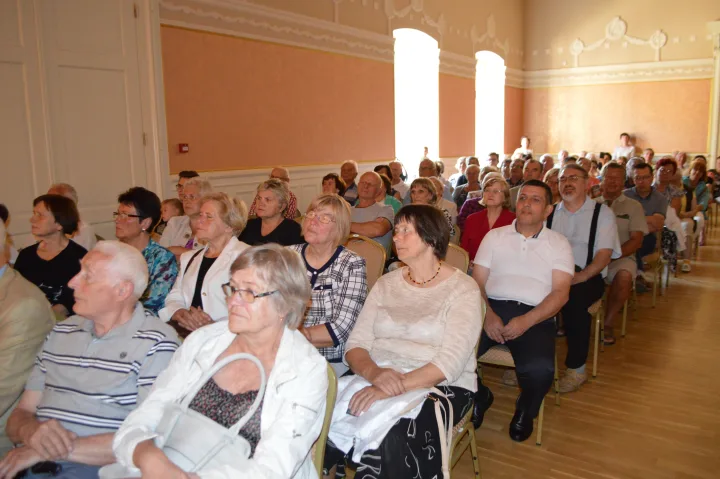Žmonių susirinko daug, kurie koncerto pabaigoje atlikėjus apdovanojo gausiais aplodismentais.