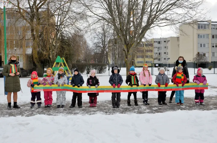 Dovana Lietuvai – 103 vaikų trispalvės – nuotrauka 1