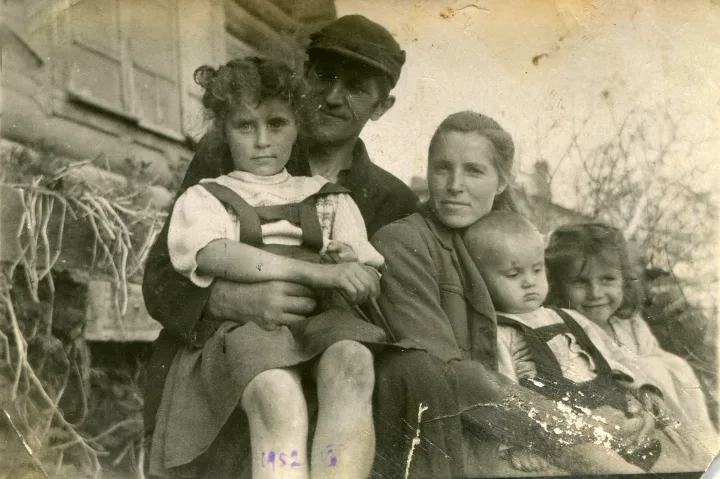 Vytauto ir Onos Šidlauskų šeima Sibire 1952 m. birželis. Iš kairės į dešinę Irena, Vytautas Šidlauskas, jo žmona Ona Šidlauskienė, Stasys ir Danutė