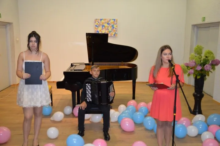 Šventinio renginio dalyviai: 3 išplėstinio ugdymo fortepijono klasės mokinė Aušrinė Plonytė, 7 akordeono klasės mokinys Mantas Leonardo Lizzi, 4 išplėstinio ugdymo fortepijono klasės mokinė Iveta Danieliūtė.
