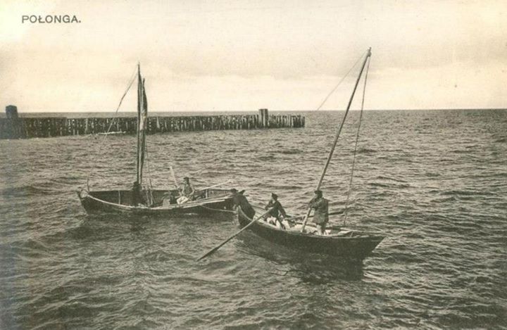 Žvejų valtys. XX a. pr. Paulinos Mongirdaitės išleistas atvirukas. Iš „Lietuva senose fotografijose“.