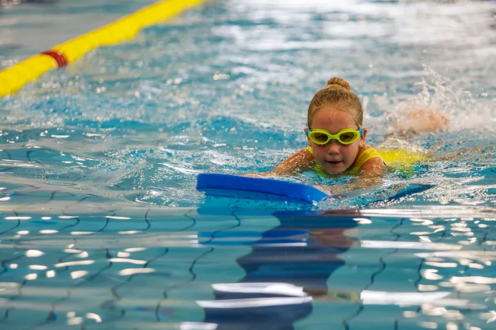 Šeimų plaukimo varžybose palangiškių komanda „Mama, neklok lovos, aš tuoj grįšiu“ – antra – nuotrauka 2